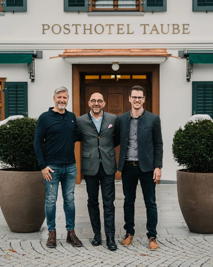 Haben das geschichtsträchtige Posthotel Taube einer zeitgemäßen Neugestaltung unterworfen (v. l. n. r.): Manfred Zitz von Rhomberg Bau, Eigentümervertreter Philipp Rhomberg und Daniel Mohr, Rhomberg Bau. Bild: Rhomberg Bau