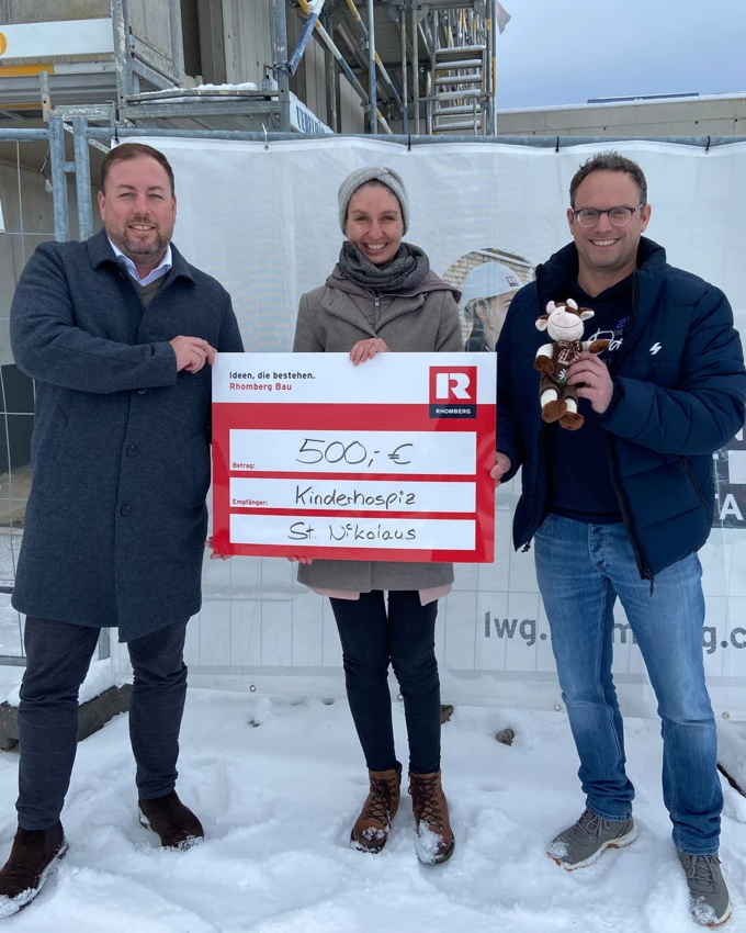 Freuten sich gemeinsam über die Unterstützung des Kinderhospiz St. Nikolaus (v. l. n. r.): Manuel Weiner, Teamleitung Immobilienentwicklung bei Rhomberg Bau, Dana Mühlenbeck, Kaufmännische Leitung Kinderhospiz im Allgäu e.V. und Bauleiter Christian Schmid.