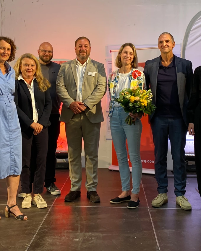 Rhomberg Bau-Projektleiter Manuel Weiner (Mitte), Lindaus Stadtbaumeister Kay Koschka (links daneben) sowie die Juryvorsitzende Prof. Lydia Haack (3. v. l.) mit den drei Gewinnerteams des Architektenwettbewerbs zur Weiterentwicklung des Zechwald-Areals. Foto: Rhomberg Bau