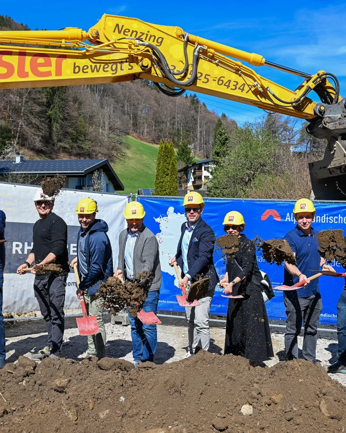 Strahlten mit der Sonne um die Wette: Vertreter:innen von Bauherrin, Generalunternehmen und Gemeinde beim Spatenstich von Alpenländischer und Rhomberg Bau in Tschagguns. Bild: Alpenländische@Julienne Speckle