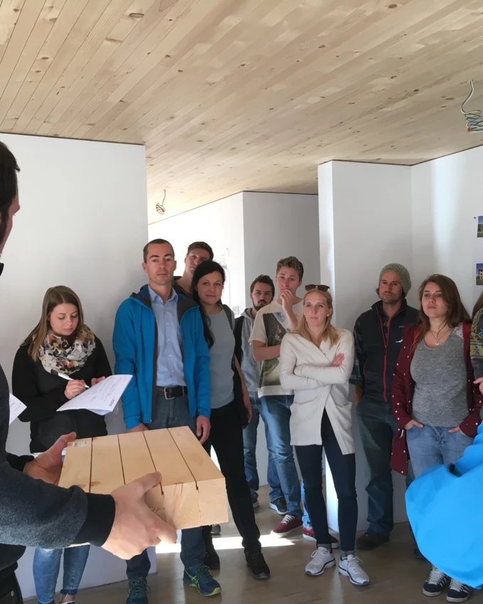Exkursion durch die Wohnanlage Blattur in Götzis: Alexander Hilbe infomiert die Studierenden der FH-Salzburg.
