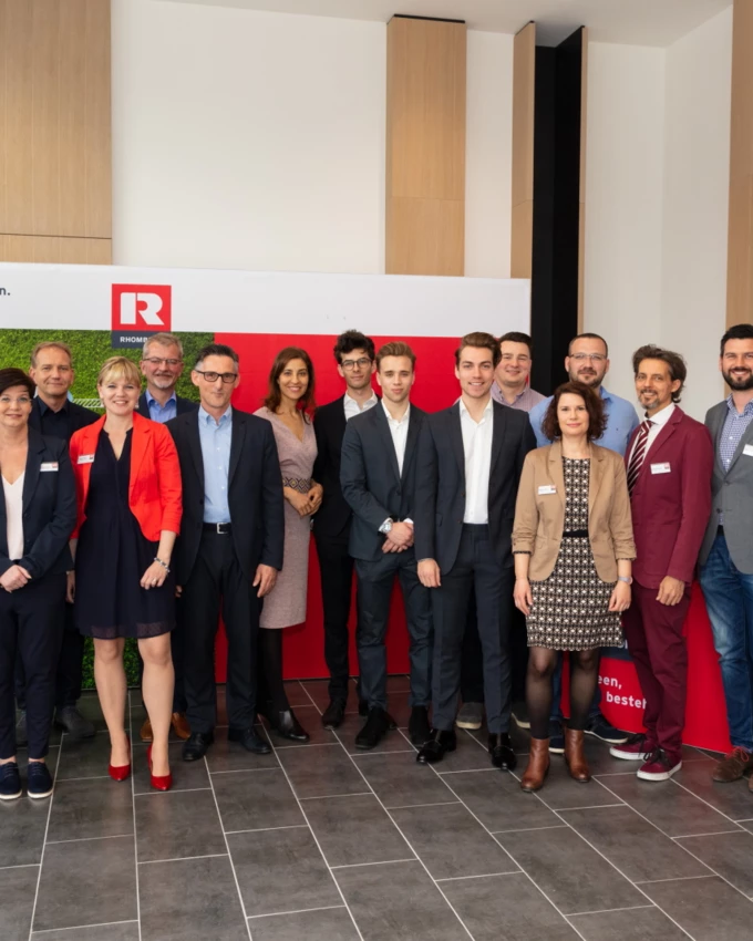 Das Rhomberg Bau Team der Niederlassung Wien mit CEO Ernst Thurnher sowie Geschäftsführer Martin Summer im neuen Bürogebäude am Wiener Hauptbahnhof.