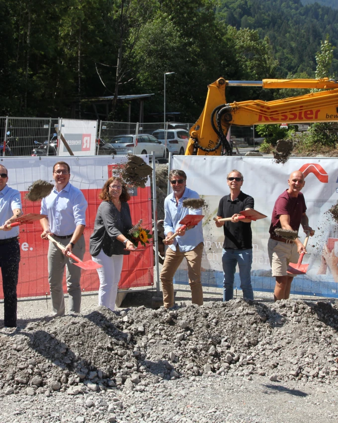 Läuteten gemeinsam den Baustart ein (v. l. n. r.): Markus Allgäuer (AH), Christian Jauk (Rhomberg Bau), Bürgermeister Florian Küng, Alexandra Schalegg (AH), die Architekten Wolfgang Schmieder und Gerd Fischer, Dietmar Schuchter (Bau KG) und Raphael Peter (Rhomberg Bau).