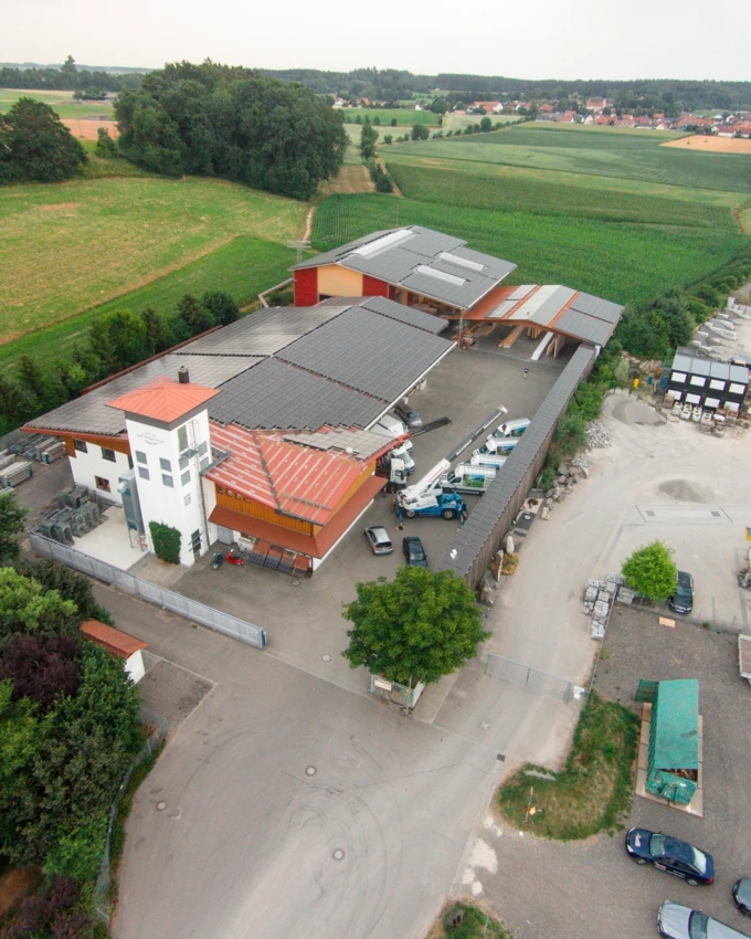 Die neuesten Produktions- und Lagergebäude sowie Büroräumlichkeiten und Erweiterungsflächen in der Sohm HolzBautechnik: Luftaufnahme des Firmenstandorts Gamper Holzbau – Bauprojekt GmbH in Bellenberg. Foto: Andreas Gamper.