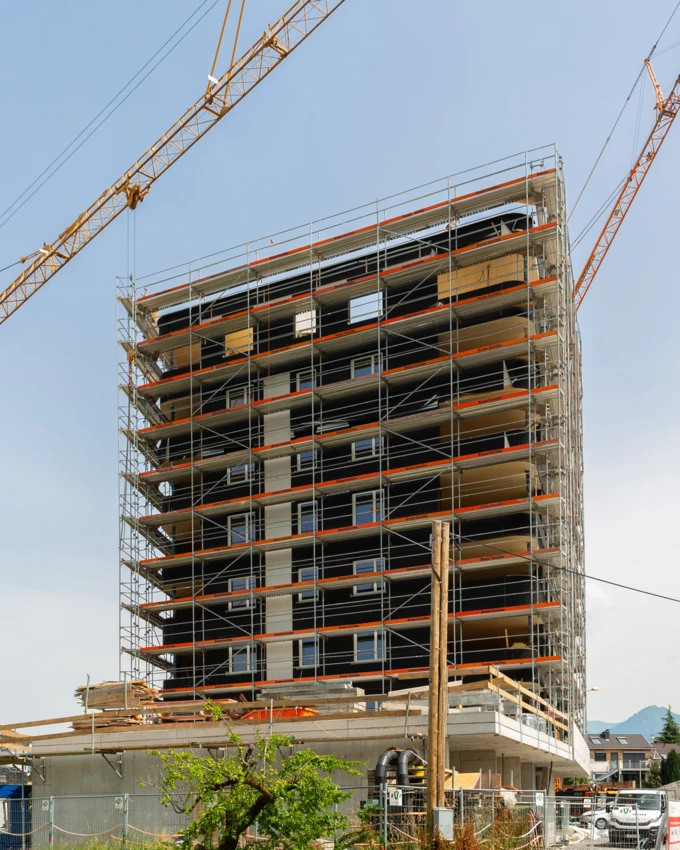 Höhepunkt erreicht: Das Errichten des kompletten, achtstöckigen Holzgebäudes im neuen Lustenauer „Rheindorf“ hat lediglich gut zwei Wochen gedauert.