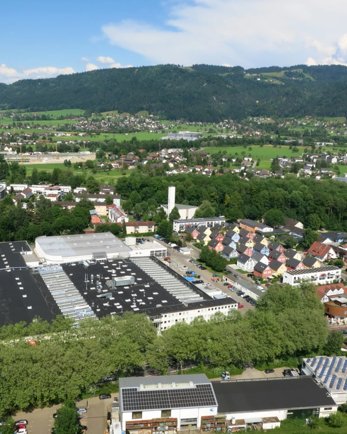 Das Kunert-Areal im Lindauer Stadtteil Zech: ein Grundstück, mit dem sich die Unternehmensphilosophie von Rhomberg Bau, bereits genutzte städtische Flächen nachzunutzen und zu entwickeln, bestens umsetzen lässt. Fotonachweis: www.luftaufnahmen.bayern
