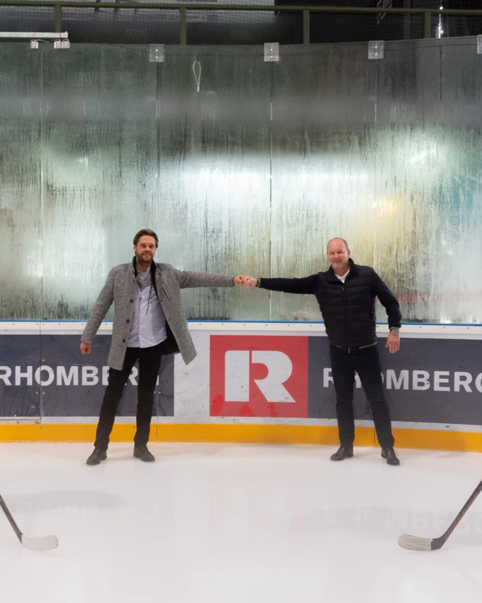 Ab dieser Saison gemeinsam am Puck: Bernd Wucher (2. v. r.), 1. Vorsitzender des EV Lindau, mit Joachim Nägele (2. v. l.), Geschäftsführer von Rhomberg Bau, umrahmt von den Islanders-Spielern Fredrik Widén (r.) und Linus Lundström (l.).
Fotonachweis: Rhomberg Bau