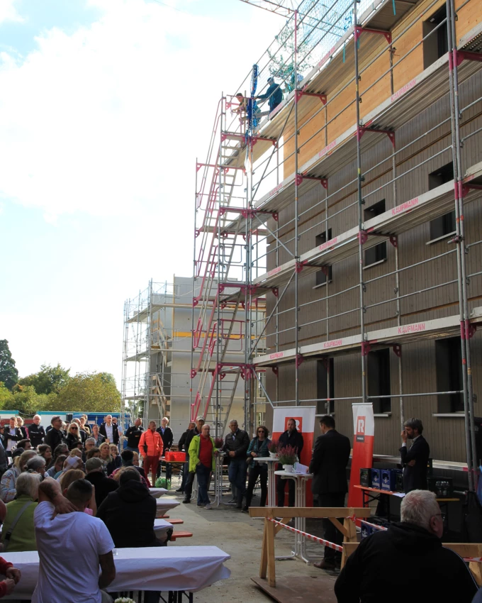 „Full house“ beim Richtfest: Knapp 100 Gäste feierten den Höhepunkt des Mietwohn-Bauprojekts in Heiligenberg. Bildnachweis: Rhomberg Bau