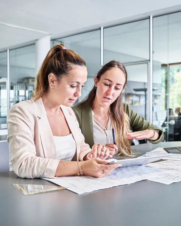 Zwei Frauen Besprechung Büro Stehtisch