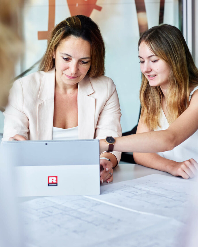 Mitarbeiter Büro Office Tablet Laptop Besprechung Mitarbeiter Büro Office Tablet Laptop Besprechung
