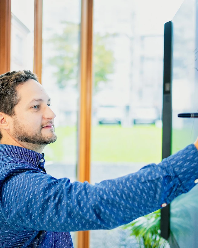 Mann-mit-microsoft-surface-hub