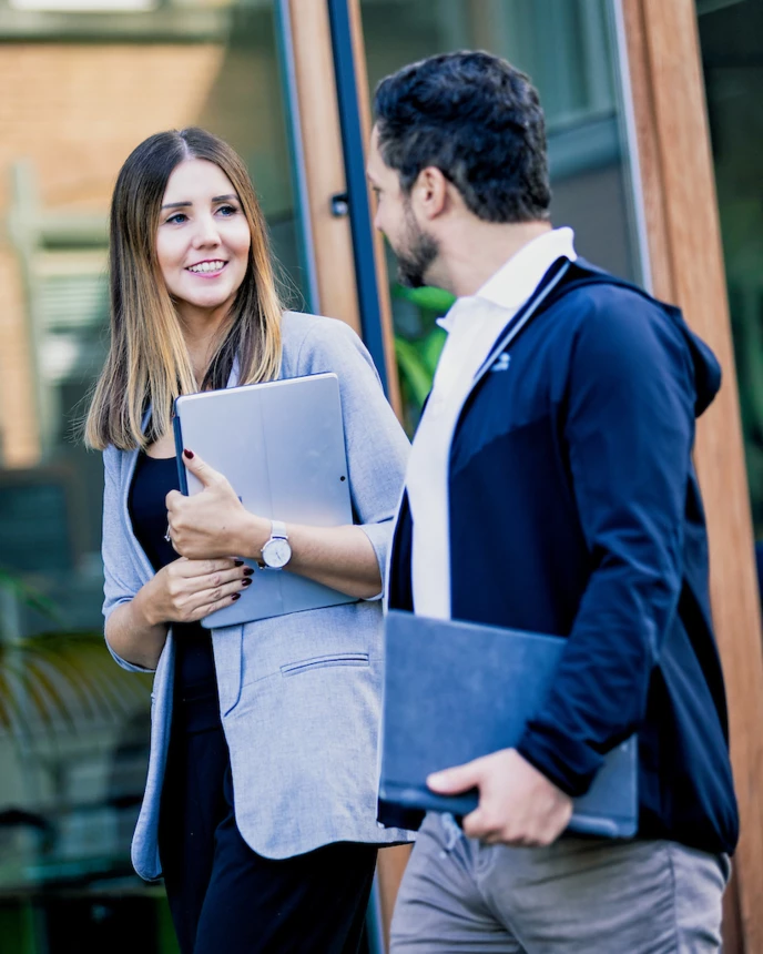 rhomberg-bau-mitarbeiter-projektmanagement-business-aussenbereich