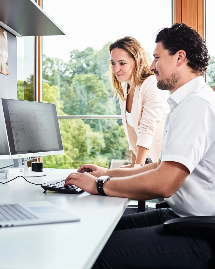 Mitarbeiter am Arbeitsplatz Büro Office Tablet Laptop Mitarbeiter am Arbeitsplatz Büro Office Tablet Laptop