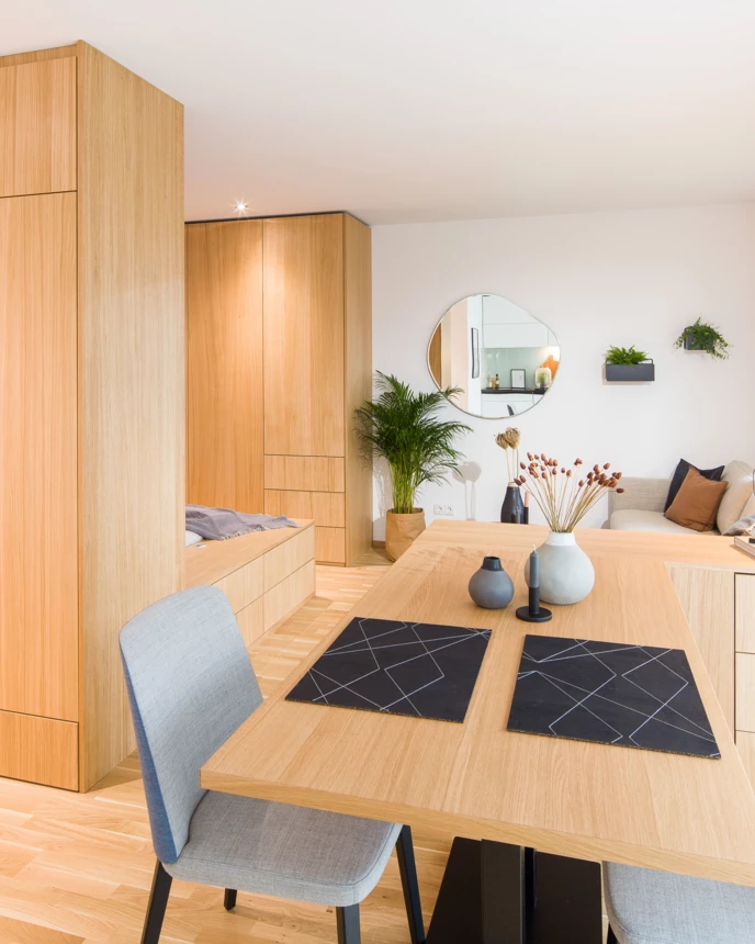 Esstisch mit Couch und Bett im Hintergrund David