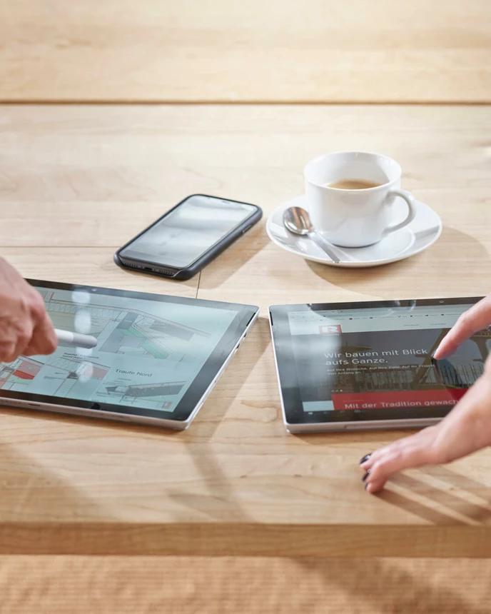 Besprechung Nahaufnahme Detail Tablet Smartphone Kaffee Holz Tisch
