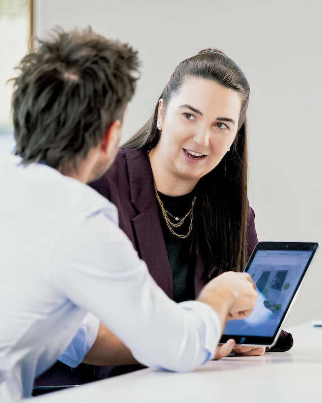 Besprechung-tablet-wohnanlage-model-projektentwicklung