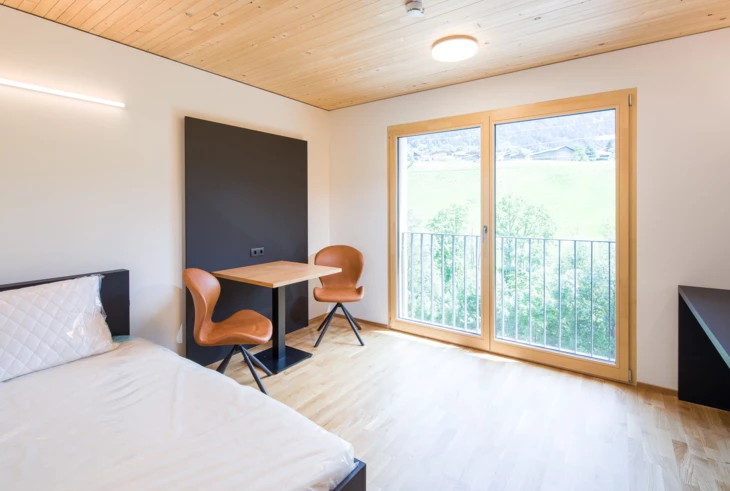 Rhomberg-Bau-mitarbeiterwohnen-modernes-zimmer-mit-holz