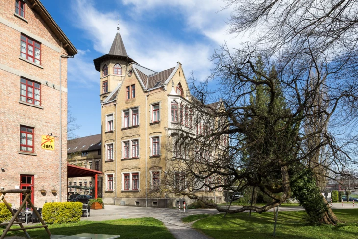 Benger Areal Aussenansicht mit Baum und Wiese