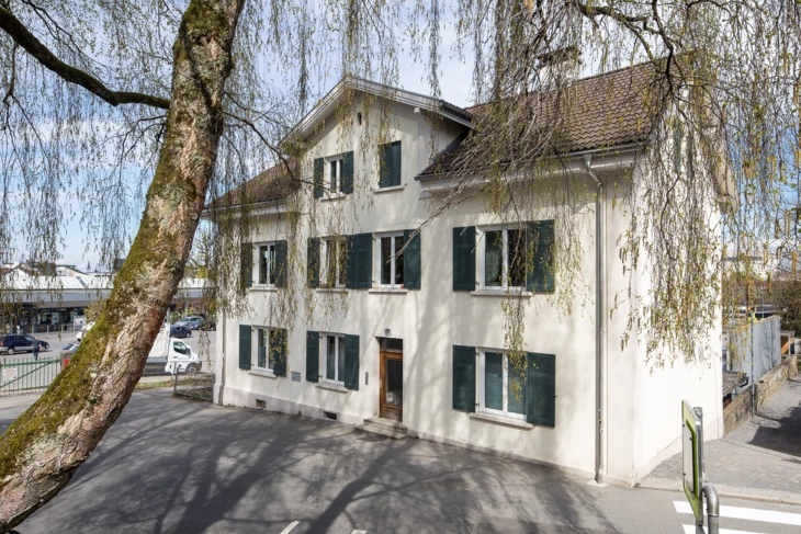 Klostergasse Aussenansicht mit Baum im Vordergrund