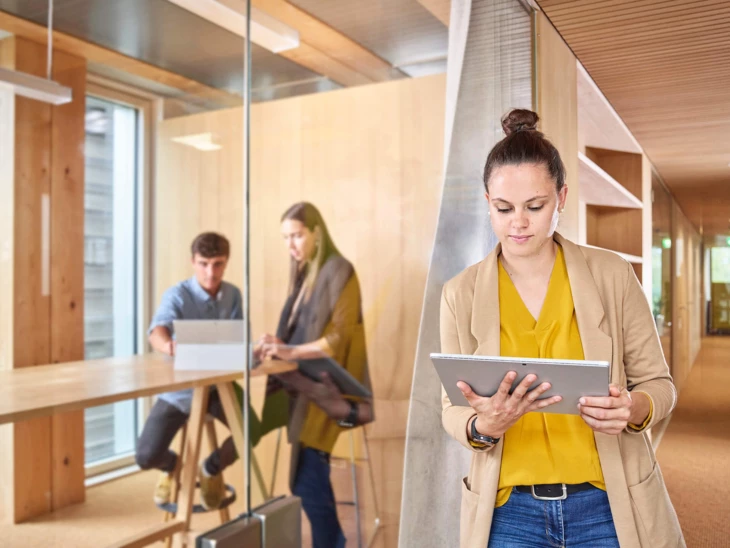 Büro Besprechung Digitalisierung Holz Nachhaltigkeit
