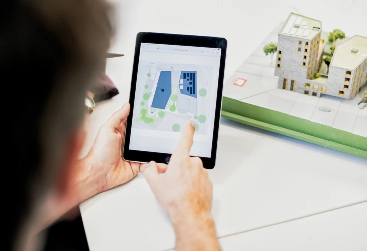rhomberg-bau-digitale-immobilienplanung-tablet-modell