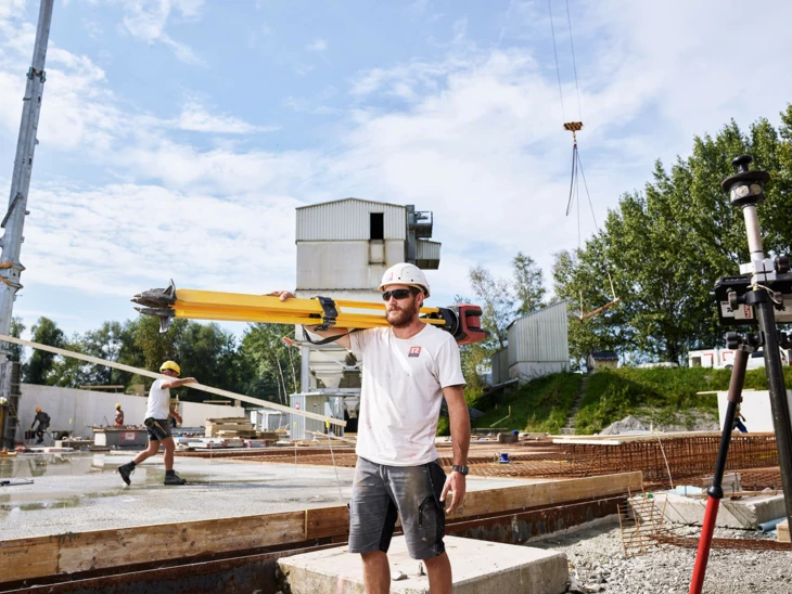Arbeiter Polier trägt Laser messen Genauigkeit