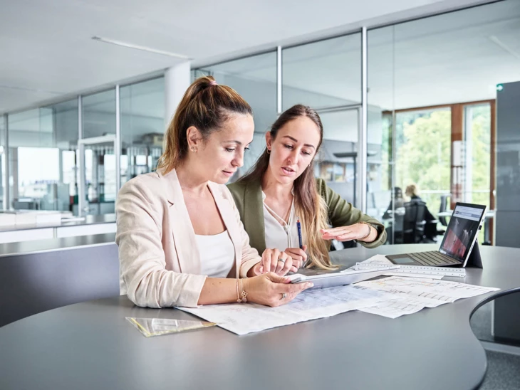 Zwei Frauen Besprechung Büro Stehtisch