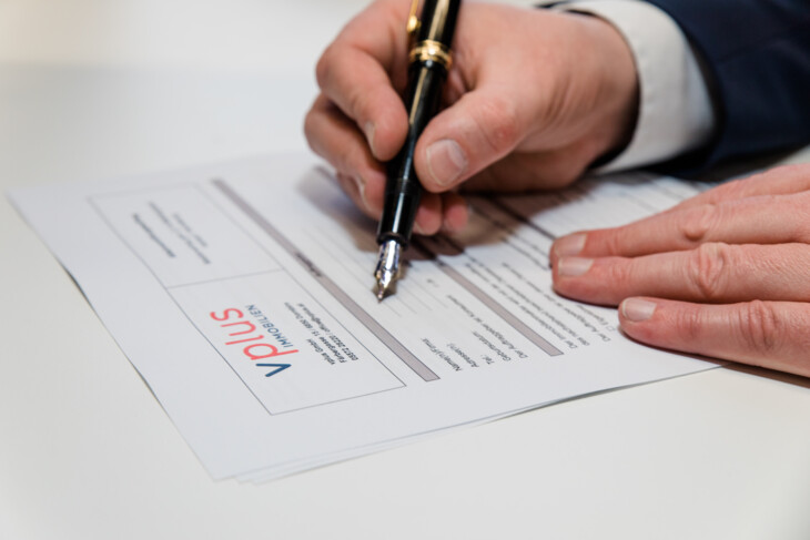 Immobilienverwaltung vplus Mann füllt Datenblatt aus Immobilienverwaltung vplus Mann füllt Datenblatt aus