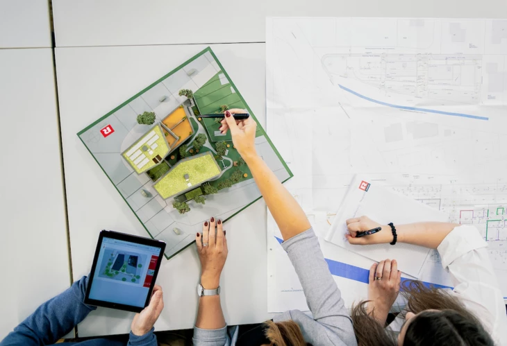 Team-meeting-lageplan-mit-tablet-projektentwicklung