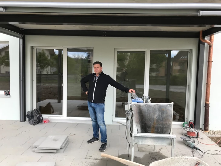 Bruno Haltiner steht inmitten von Geräten auf Baustelle Bruno Haltiner steht inmitten von Geräten auf Baustelle
