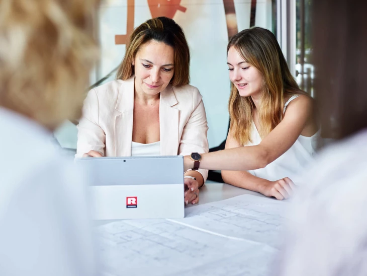 Mitarbeiter Büro Office Tablet Laptop Besprechung Mitarbeiter Büro Office Tablet Laptop Besprechung