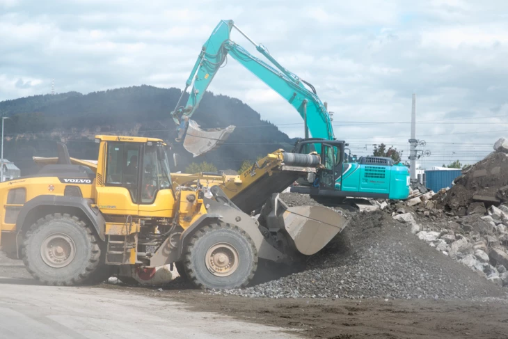 Steinbruch Lager/Halde Lauterach, Bagger, Radlader, Kieshafen