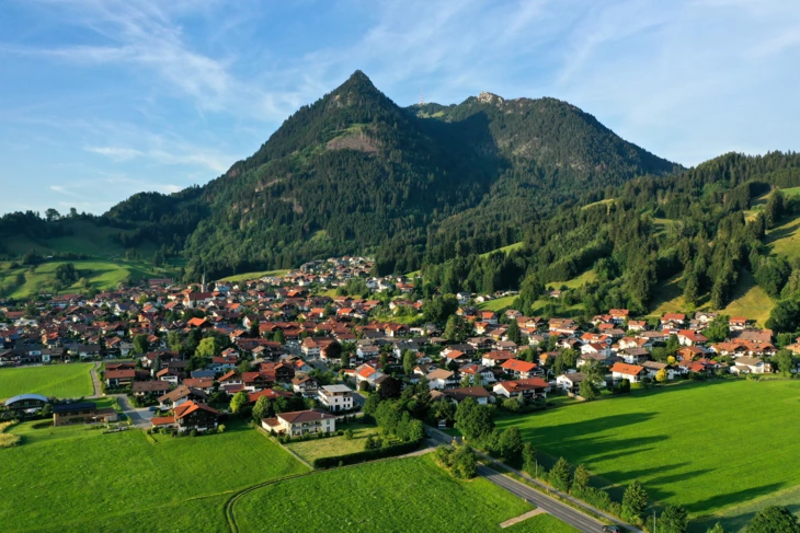 (c)Wolfgang B. Kleiner_luftaufnahme-burgberg-mit-gruenten (c)Wolfgang B. Kleiner_luftaufnahme-burgberg-mit-gruenten