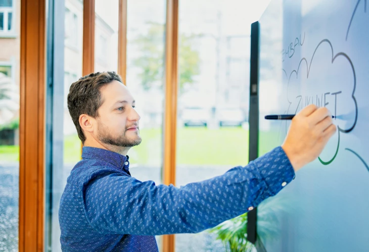 Mann-mit-microsoft-surface-hub