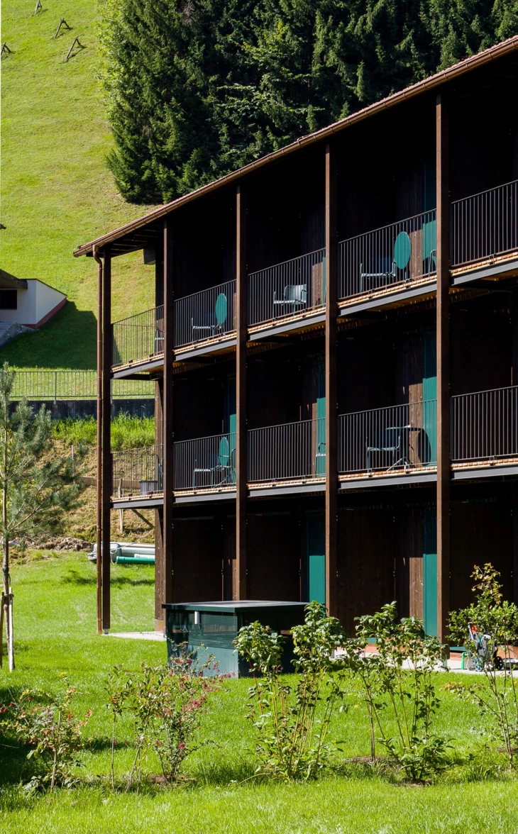 Rhomberg-Bau-mitarbeiterwohnen-aussen-mit-garten