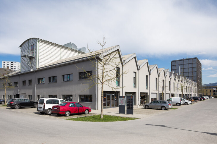 Schöller Aussenansicht mit Autos 2 Schöller Aussenansicht mit Autos 2