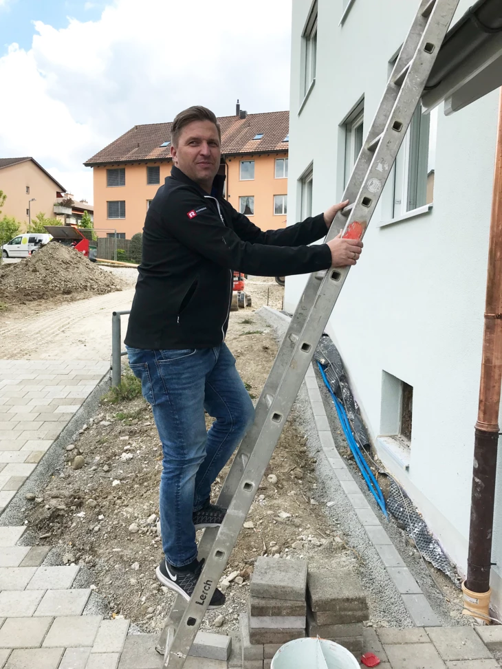 Bruno Haltiner klettert auf Leiter auf Baustelle