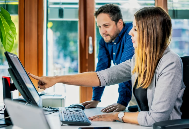 Buero-mitarbeiter-am-bildschirm