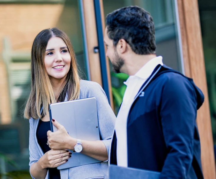 rhomberg-bau-mitarbeiter-projektmanagement-business-aussenbereich