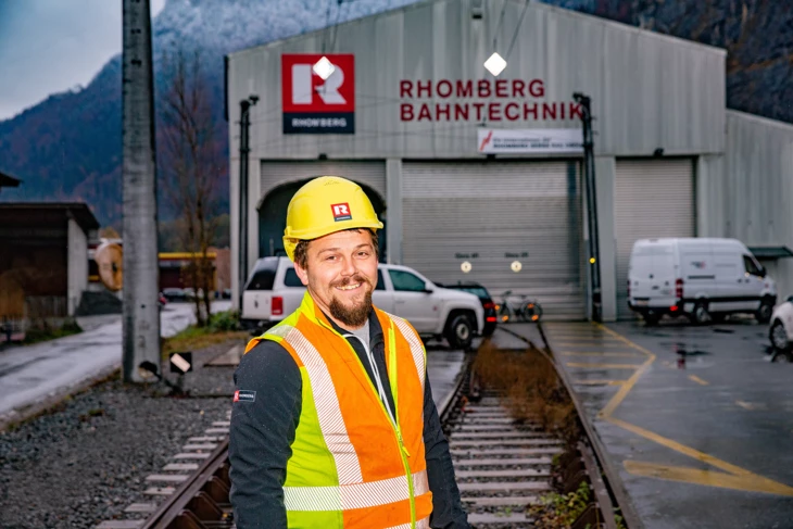 Udo Makos vor Rhomberg Bahntechnik Gebäude