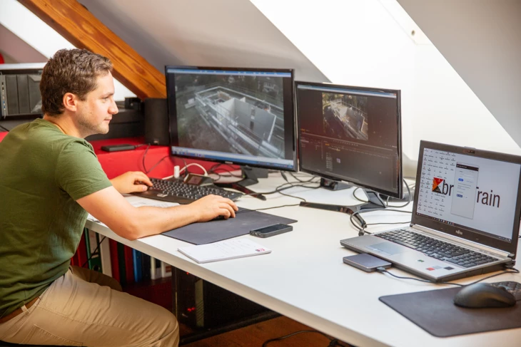 Marcel Milohnic wie er in seinem Büro etwas am Computer bearbeitet Marcel Milohnic wie er in seinem Büro etwas am Computer bearbeitet