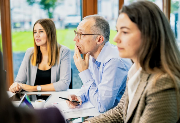 Team-meeting-besprechung-mit-laptop-smartphone
