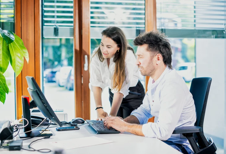 rhomberg-bau-bueroarbeit-teamwork-pc-kollaboration