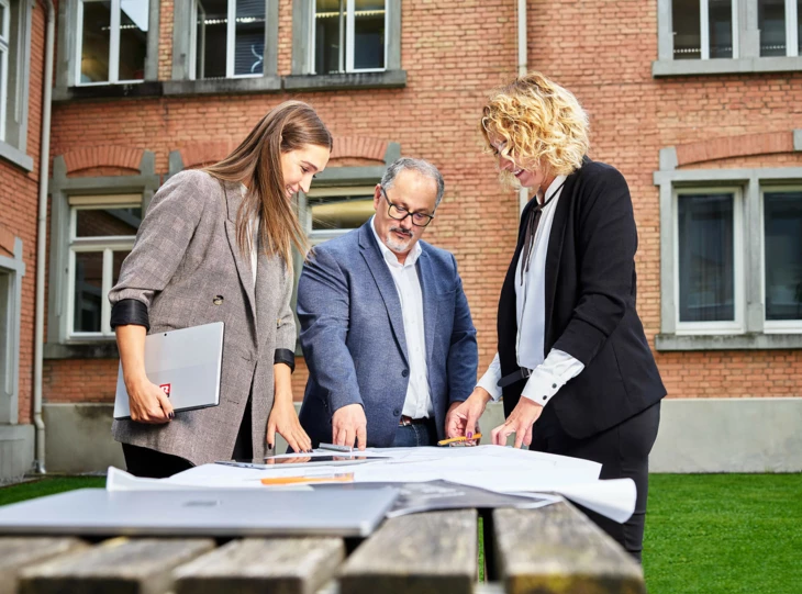 Architekt Besprechung Natur Plan aussen Architekt Besprechung Natur Plan aussen