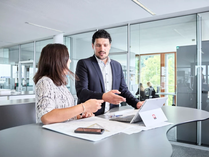 Besprechung Büro Stehtisch Tablet
