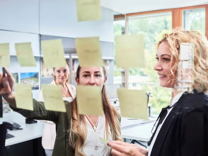 Post it Workshop Idee Planung Büro Frauen