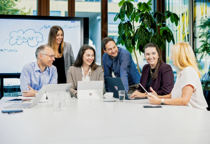 Team-meeting-mit-laptop