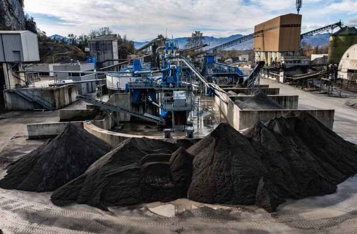 Nassaufbereitungsanlage eines Steinbruchs mit Förderbändern und Kieshalden (Ressourcencenter, Rheintal)