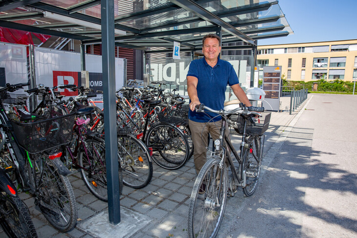 Franz Pircher mit Fahrrad vor Fahrradständer