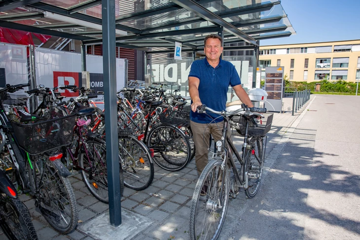 Franz Pircher mit Fahrrad vor Fahrradständer Franz Pircher mit Fahrrad vor Fahrradständer
